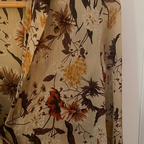 Floral Button-Up Blouse - Picture 3 of 3